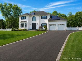 20 Chateau Dr, Manorville, NY 11949