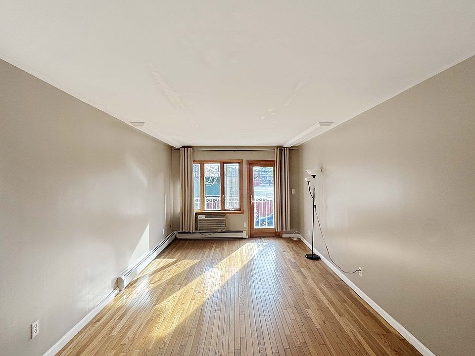 LIVING ROOM (UN-STAGED)