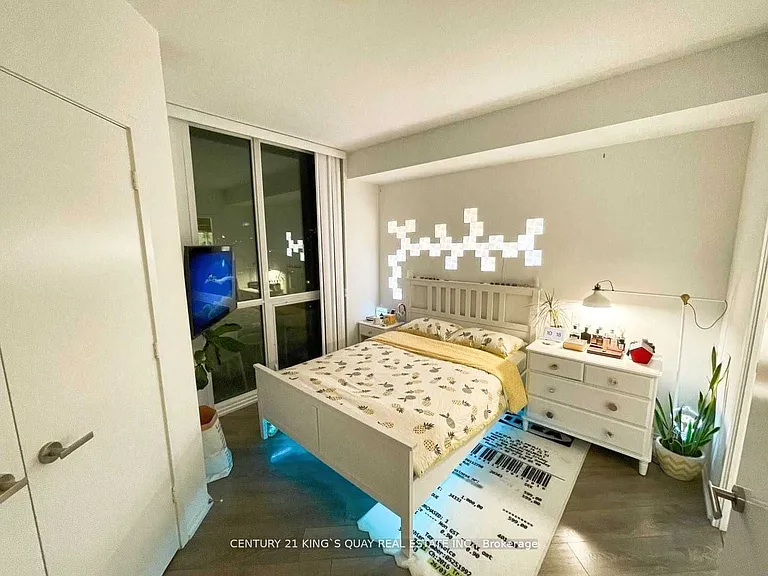 45 Charles St E #2710 — Photo 9
