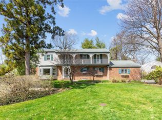 3 W Woods Rd, Lake Success, NY 11020