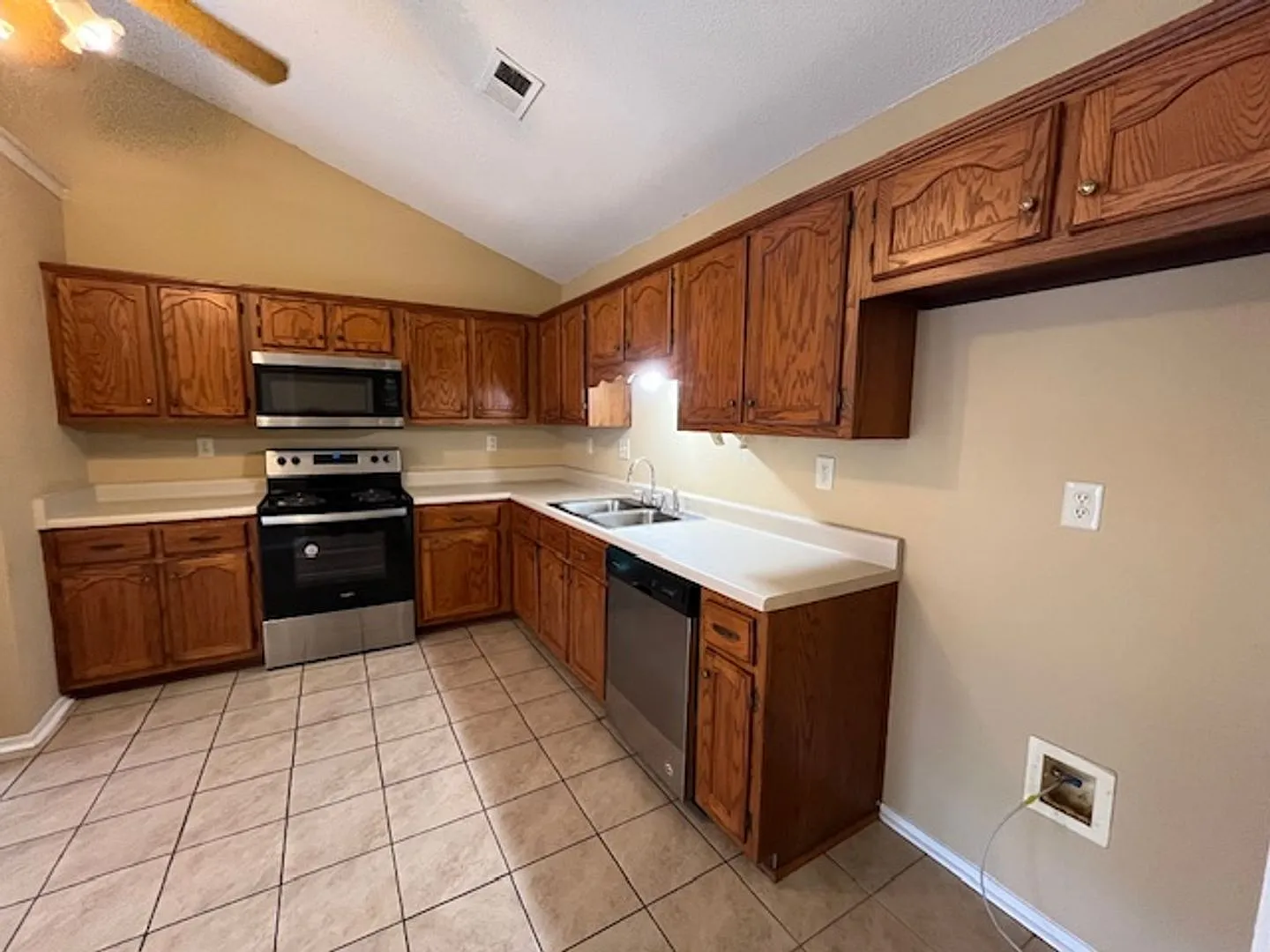 Renovated 3 Bedroom 2 Bath Home with 2 Car Garage for Rent!! — Photo 3