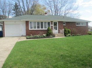 35 Clearfield Dr, Williamsville, NY 14221