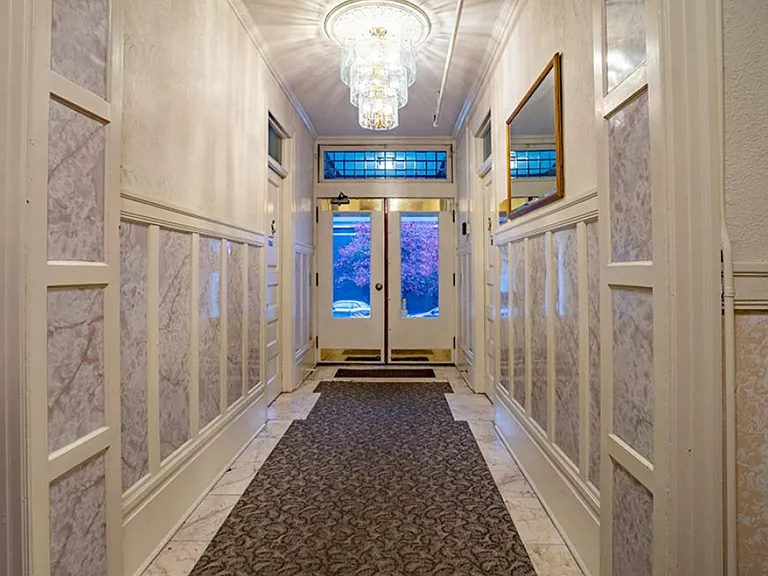 Alexander Apartments — Photo 7