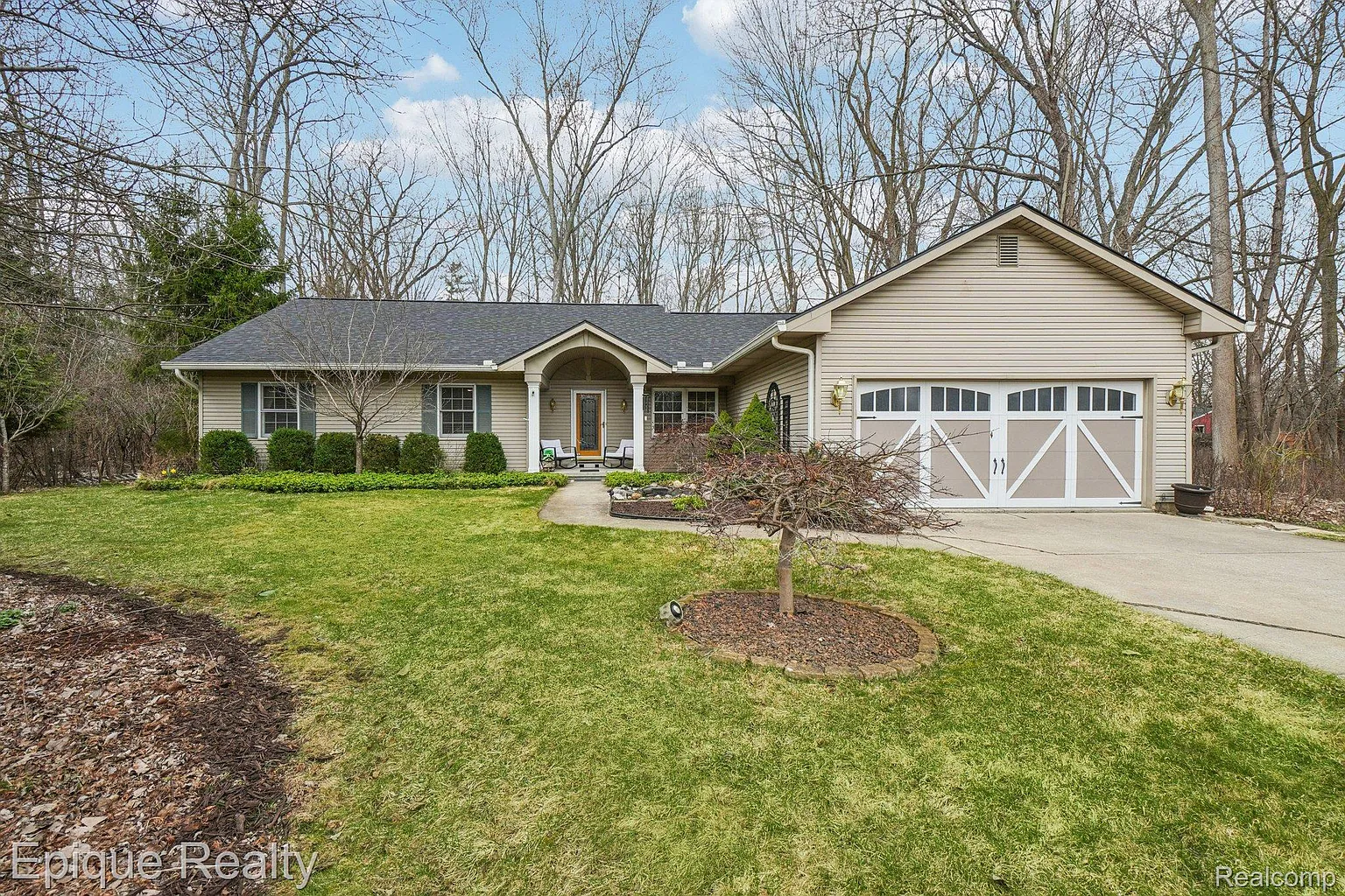 24871 Edgemont Dr photo 1