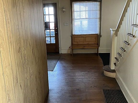 4th image of 196 W Main St