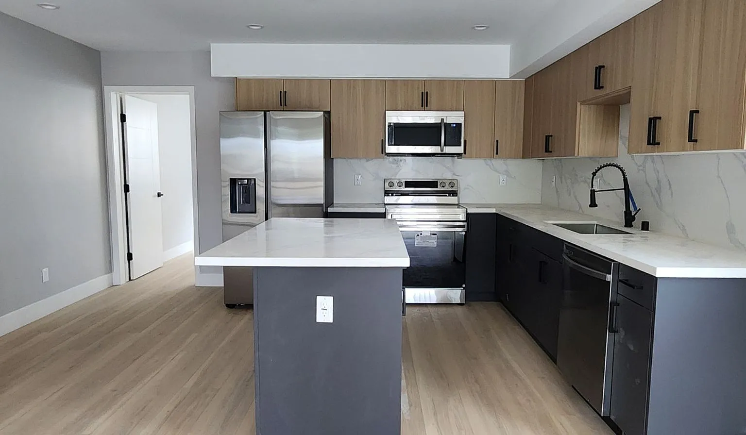 Spacious 4BR Duplex in North Hollywood — Photo 3