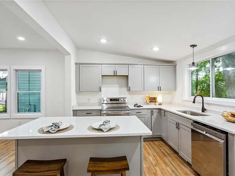 698 Garibaldi St SW — Photo 10