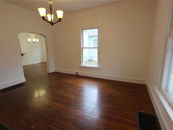 4th image of 404 John St