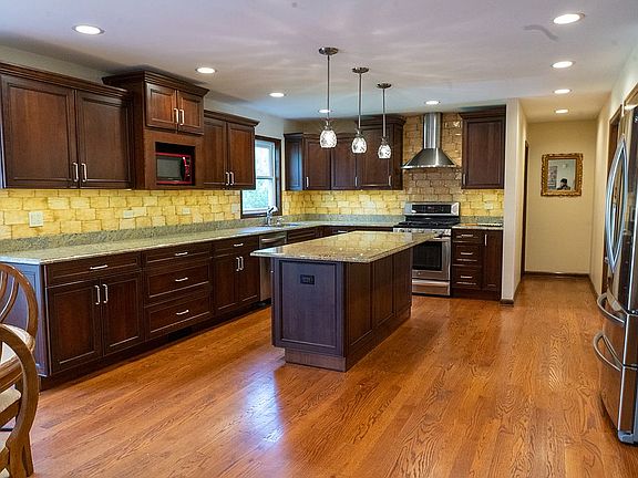 4th image of 19W242 Grammercy Ln