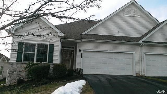 1st image of 8 Somerset Ln