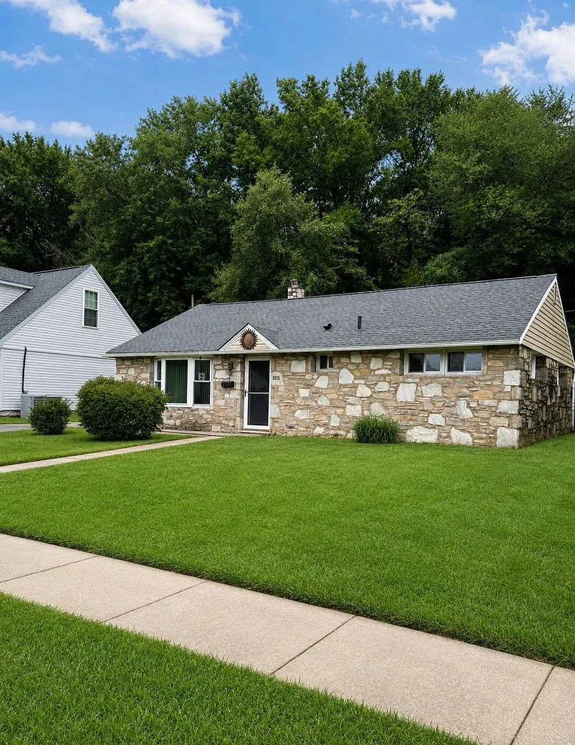 Large 3 bedroom 1 bath in Bristol PA. Recently renovated single home with new flooring — Photo 1