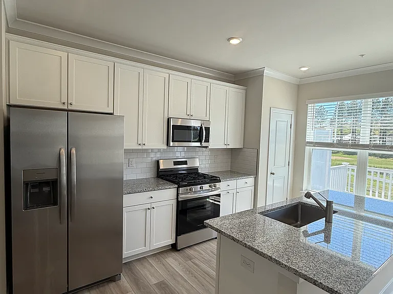 2110 Winterberry Ln — Photo 5
