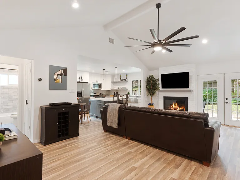 1005 Speer Ln — Photo 1