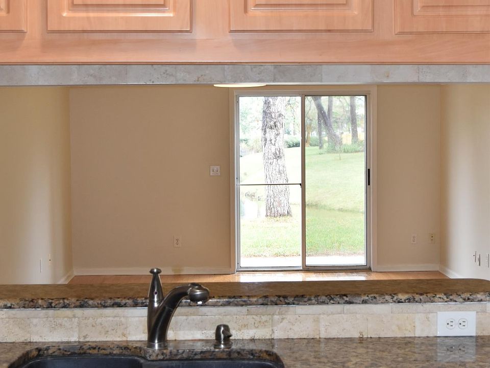 lots of kitchen cabinets 