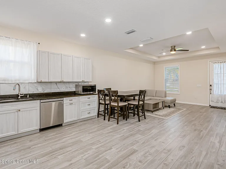 209 E Avenue B — Photo 12