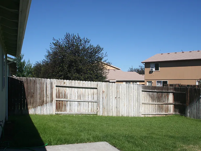 623 NE Larch Ave — Photo 2