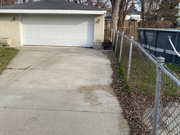4th image of 27760 Woodmont St