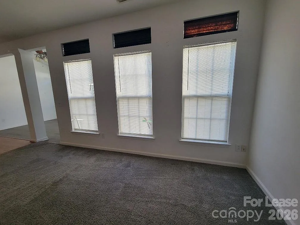 3 bed, 2.5 bath, 1900 sqft, $2,150 — Photo 4