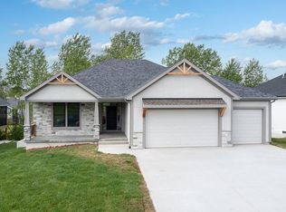624 Shady Bend Dr, Tonganoxie, KS 66086