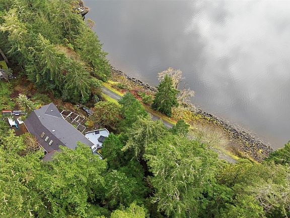 4th image of 5301 Sooke Rd