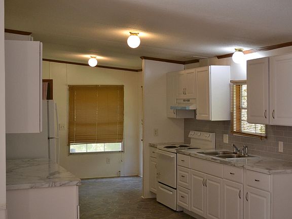 kitchen with nice size breakfast area