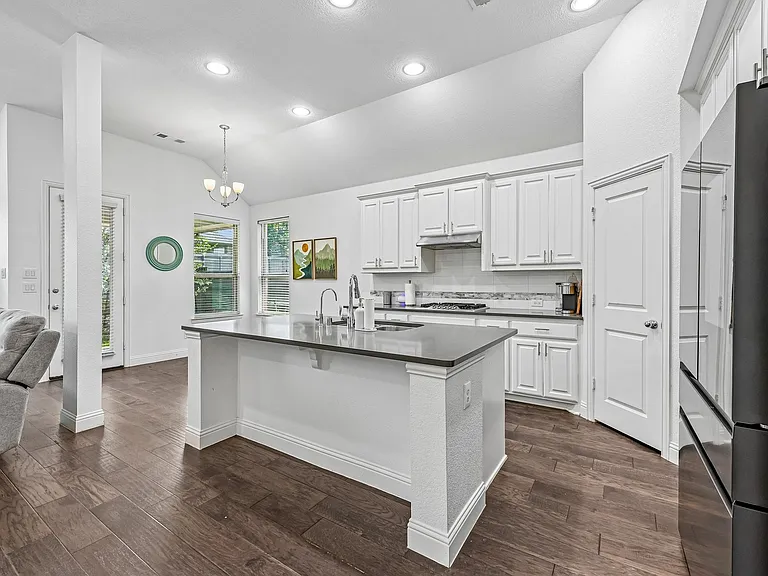 808 Parkland Dr — Photo 7