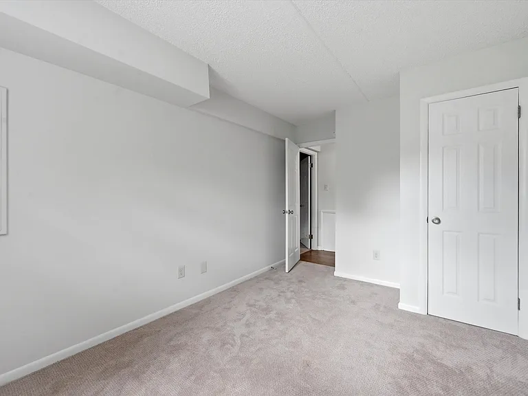 2402 Pond View Dr — Photo 13