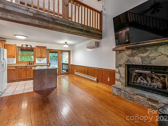 4th image of 939 Mountain Lake Dr