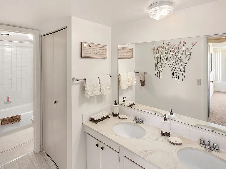 Regency Park Apartments — Photo 36