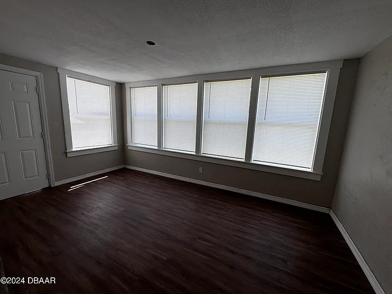 1304 Holly Ave — Photo 7