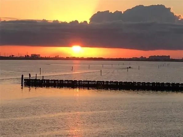 500 Tiki Dr APT 103, Tiki Island, TX 77554