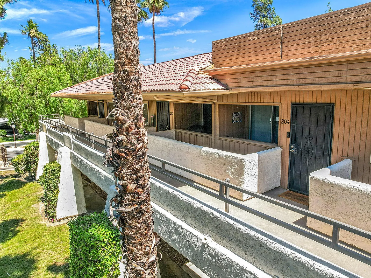 575 N Villa Ct — Photo 3