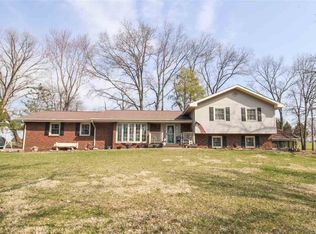 1 Forest Hills Dr, Lincoln, IL 62656