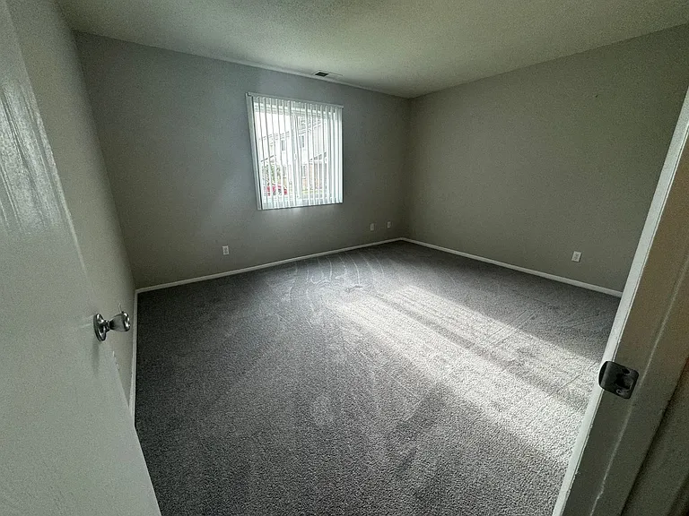 Coventry Court West Apartments — Photo 57