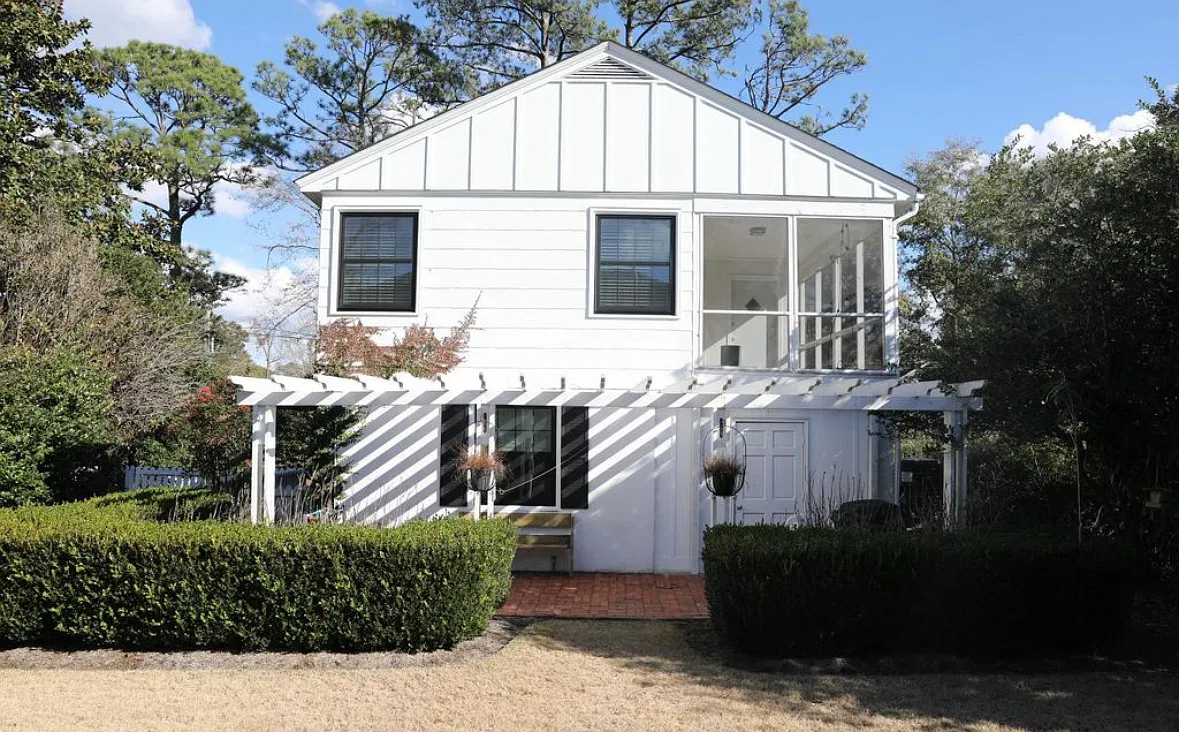 1203 Essex Dr — Photo 1