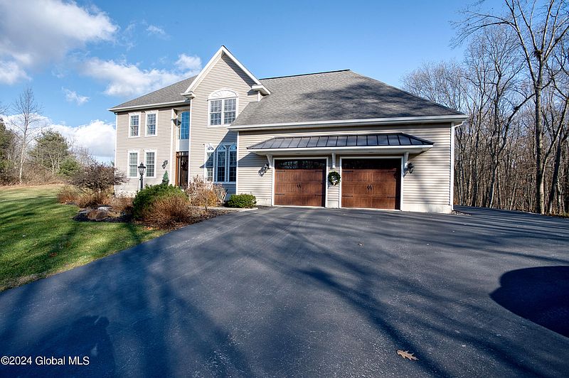 4th image of 8 Elizabeth Lane