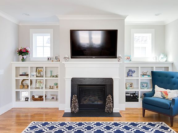 Open Family Room w/Built-Ins