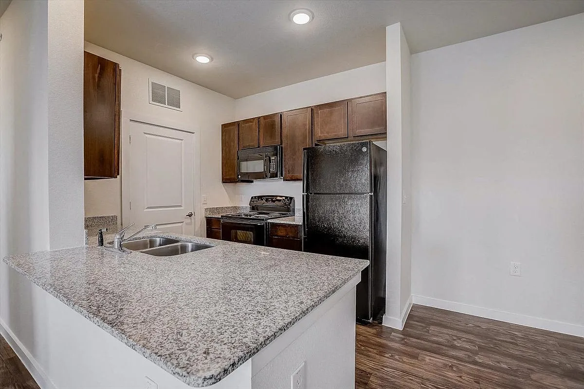 The Strand Apartments — Photo 2