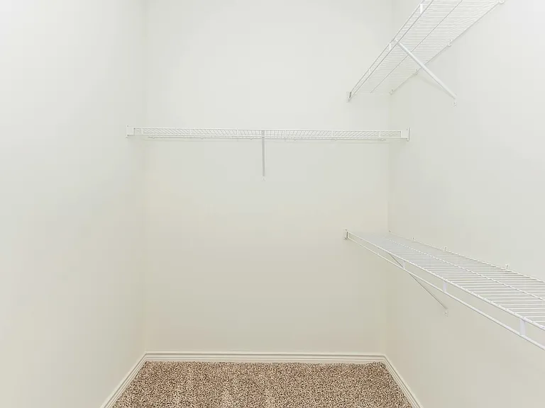 Green Oaks Apartments — Photo 32