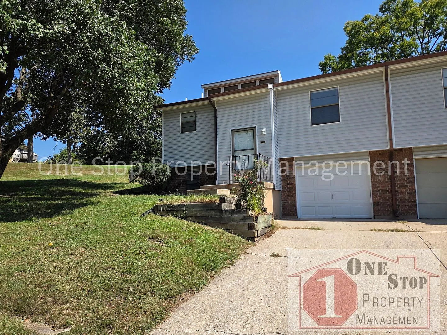 Beautiful 2 Bedroom 1.5 Bathroom in Independence! — Photo 2