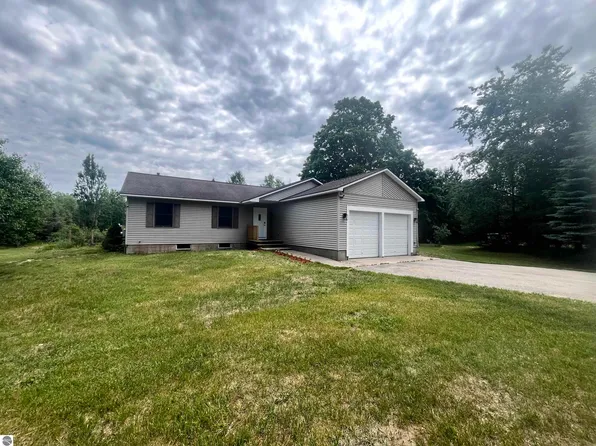 17661 Gray Ln, Interlochen, MI 49643