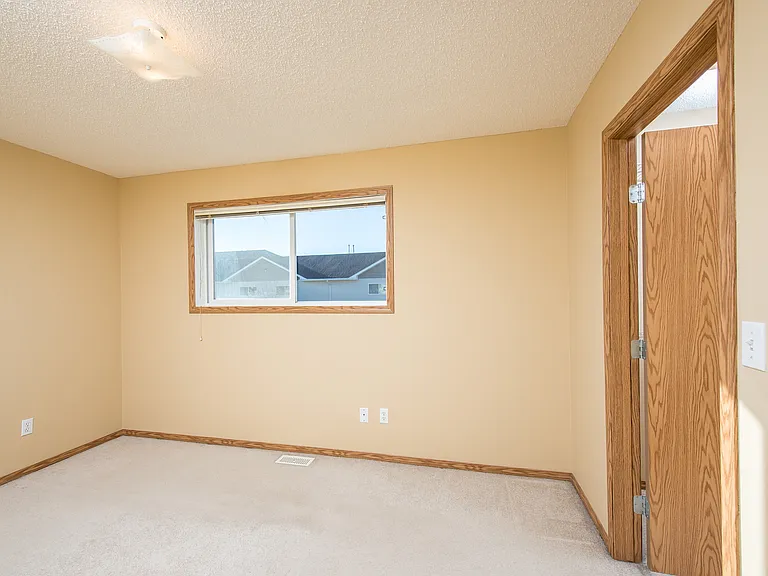 100 Jordan Pkwy — Photo 33