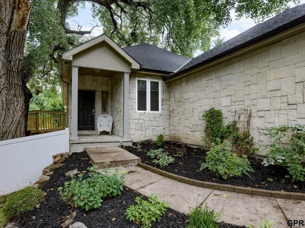 19915 Farnam St, Elkhorn, NE 68022