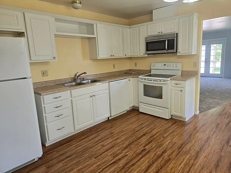 2368 Redwood Ave — Photo 10