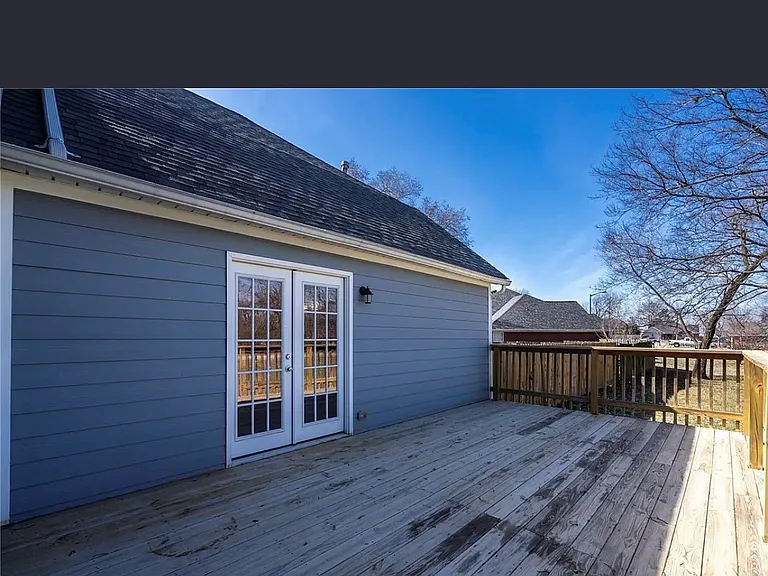 2202 S Elm St — Photo 2