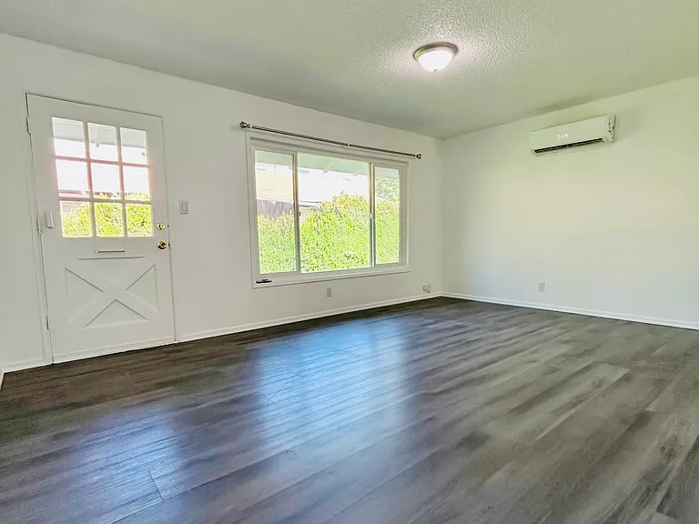 1206 W Victory Blvd #B — Photo 7