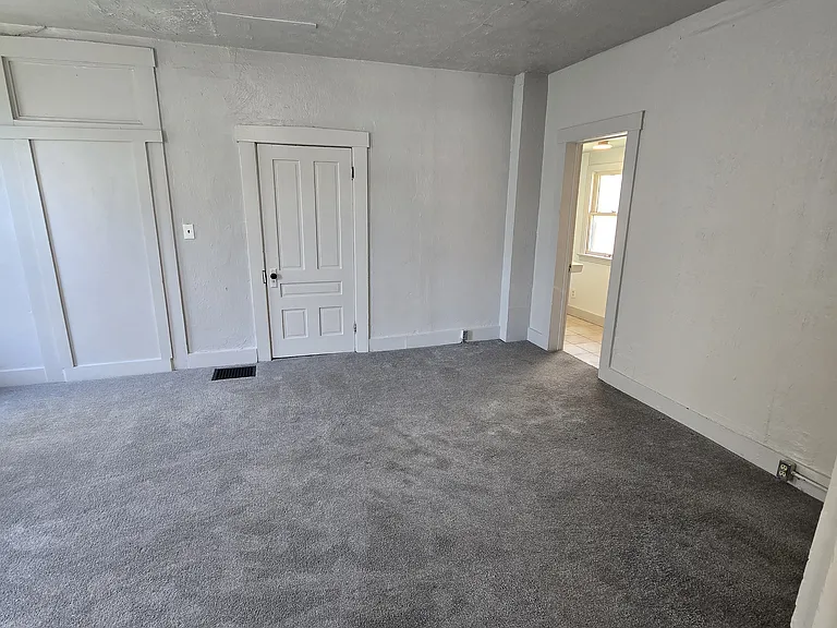 1717 E 3rd St #UPSTAIRS — Photo 5