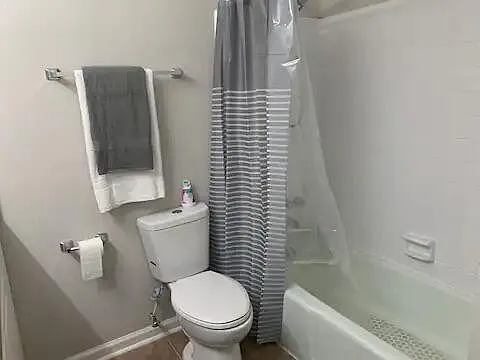327 Oak Lake Dr — Photo 9
