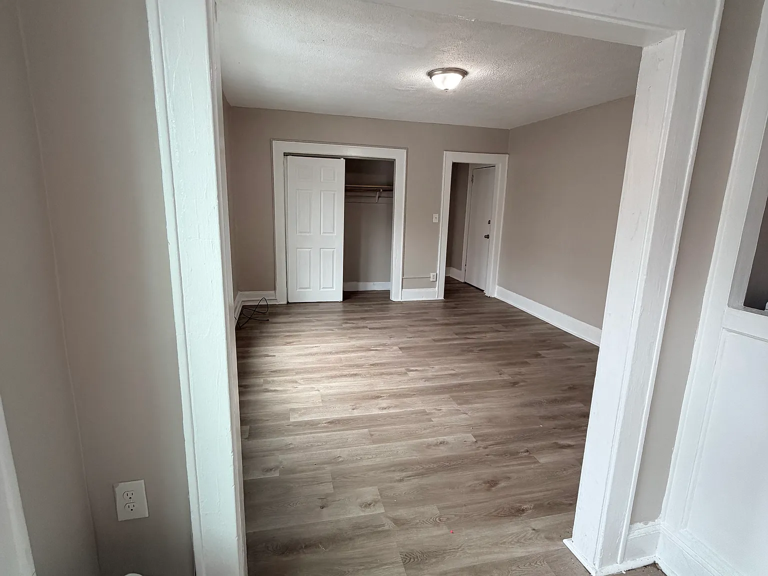 911 Asylum Ave — Photo 3
