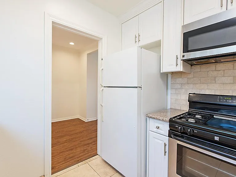 4033 Wilson Ave — Photo 2